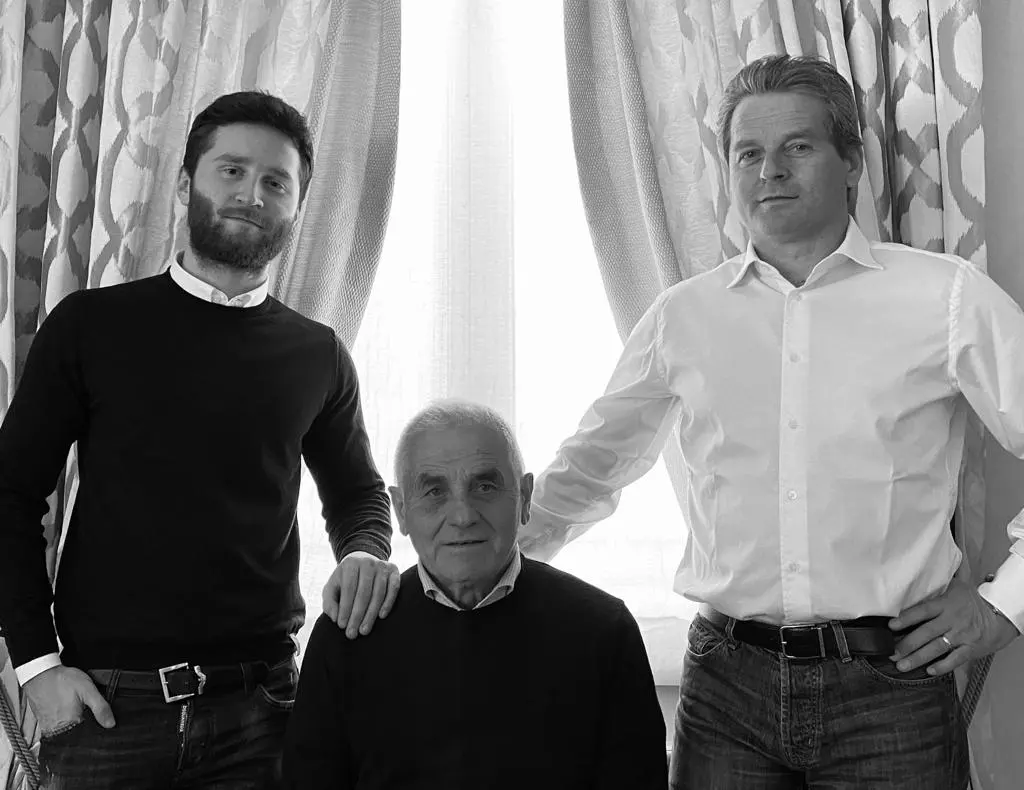 Portrait en noir et blanc de trois générations de la famille Perrina